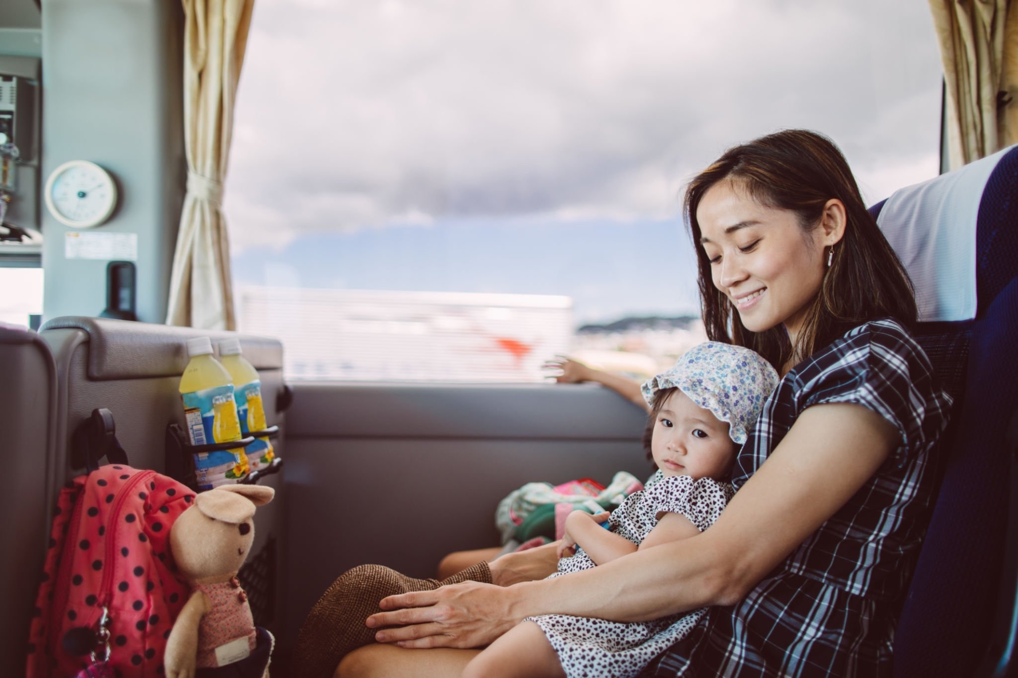 Cinco dicas essenciais para distrair as crianças em viagens de ônibus | Mãe com bebê | Conexão123