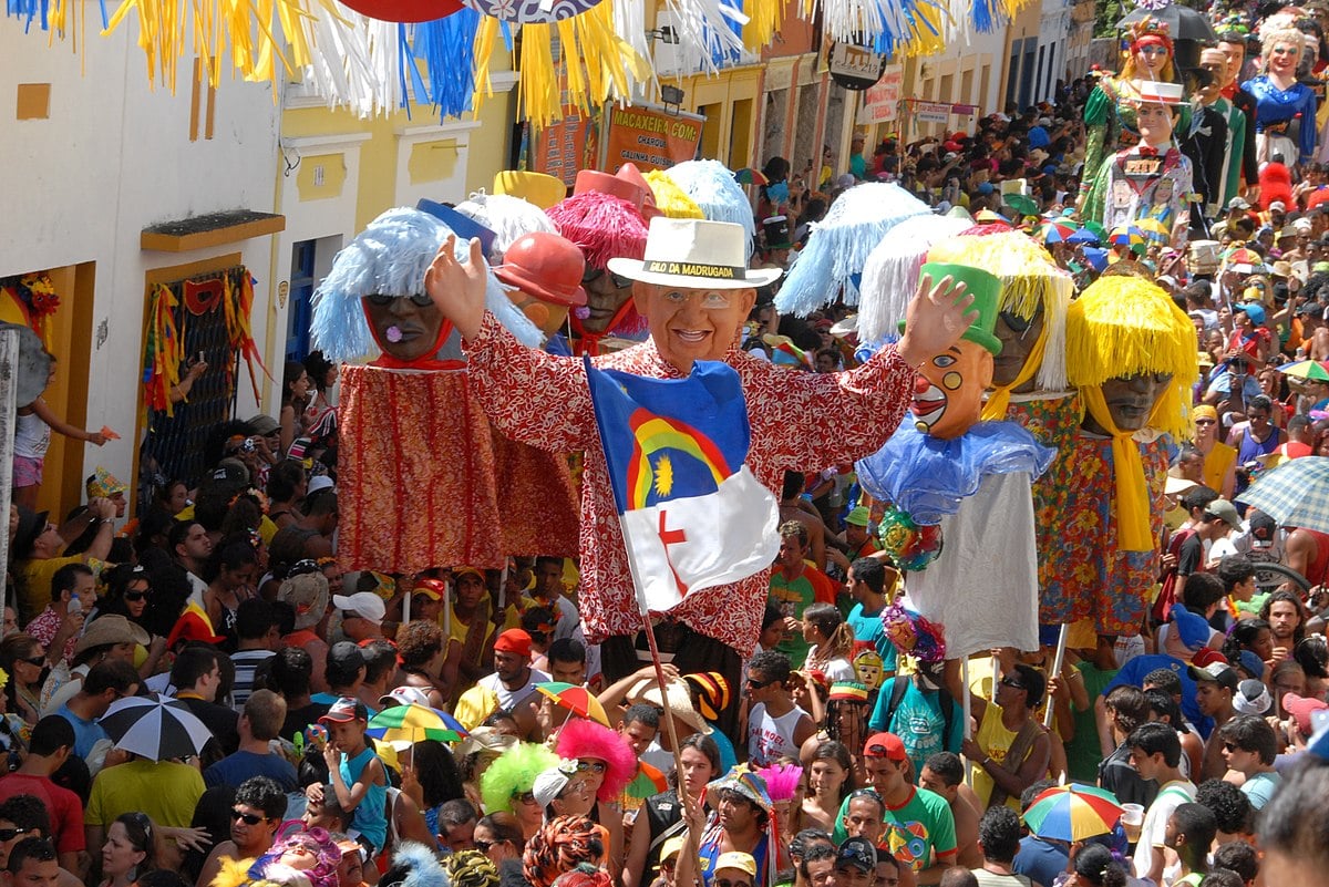 Conheça os principais carnavais do Brasil - Salvador | Desfile de bonecos gigantes em Olinda | Conexão123