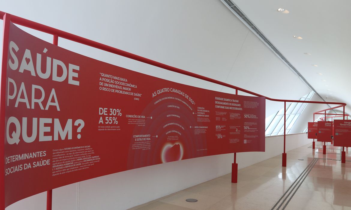 Arte nos aeroportos: exposição digital em parceria com Museu do Amanhã chega a 16 terminais aeroportuários do país