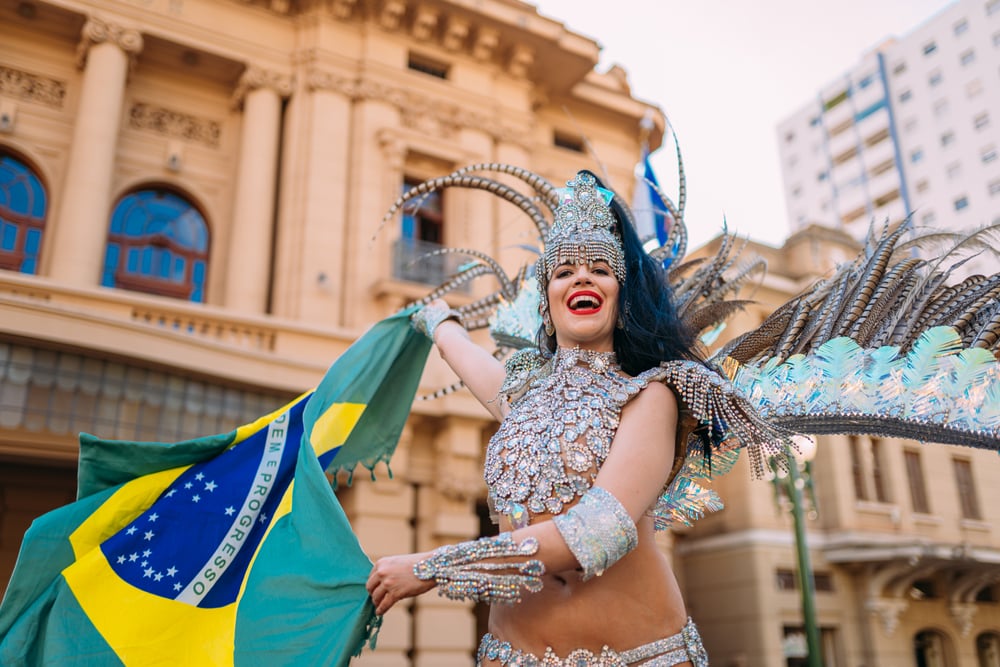Tem Carnaval na 123milhas | Mulher com fantasia de Carnaval | Conexão123