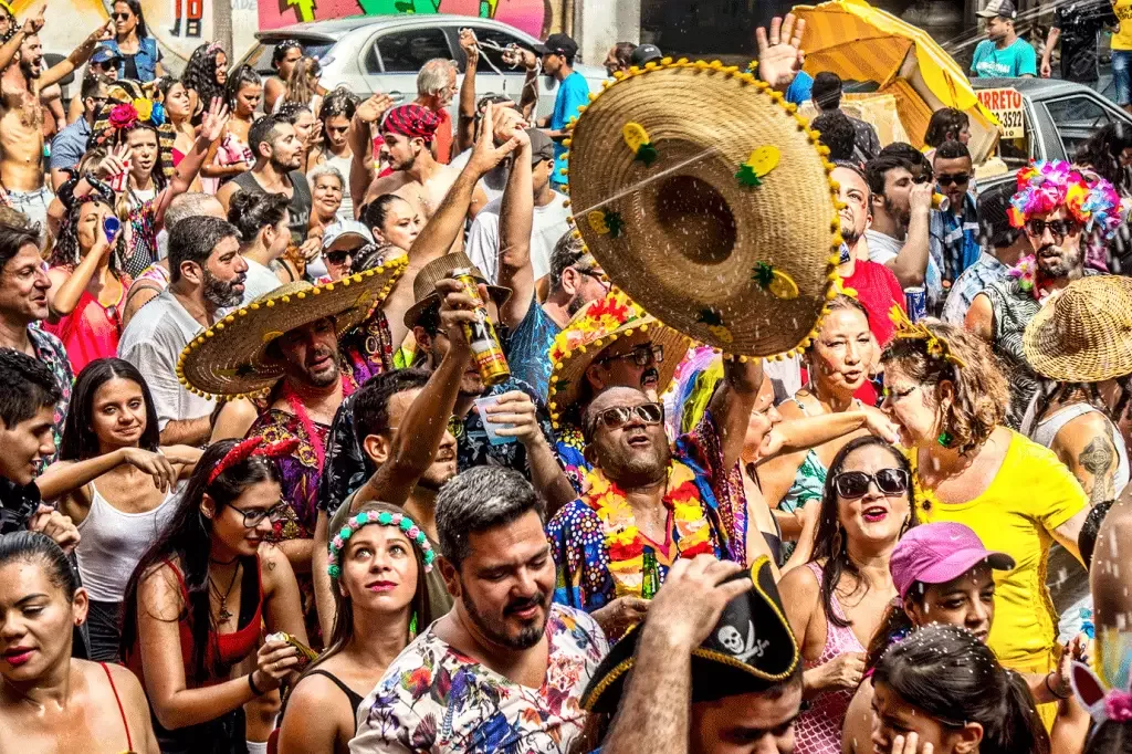 Top 10 destinos nacionais mais procurados para viagem de Carnaval em 2023 | Carnaval de São Paulo | Conexão123