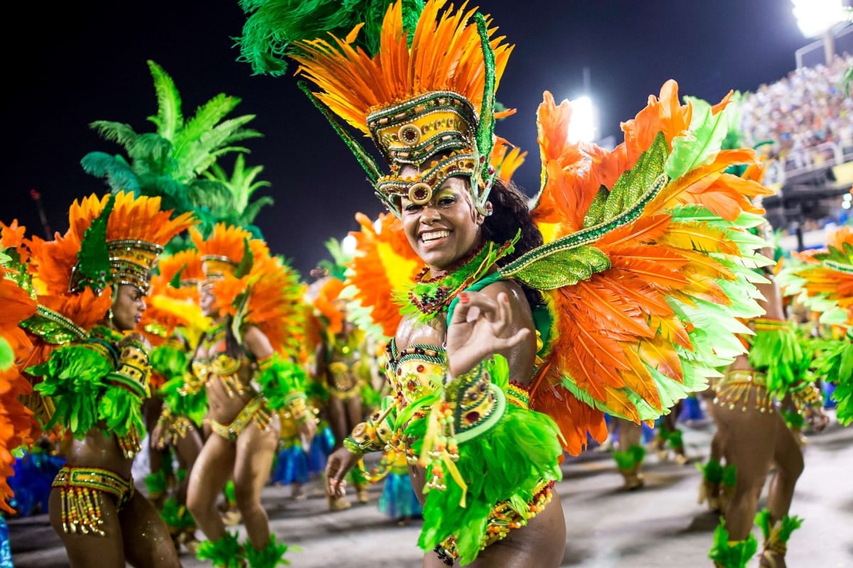 Top 10 destinos nacionais mais procurados para viagem de Carnaval em 2023 | Passistas de escola de samba | Conexão123