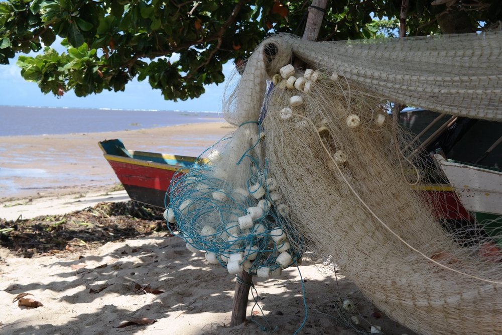 Turismo em Japaratinga | Barco e redes de pesca na praia de Porto de Pedras | Conexão123