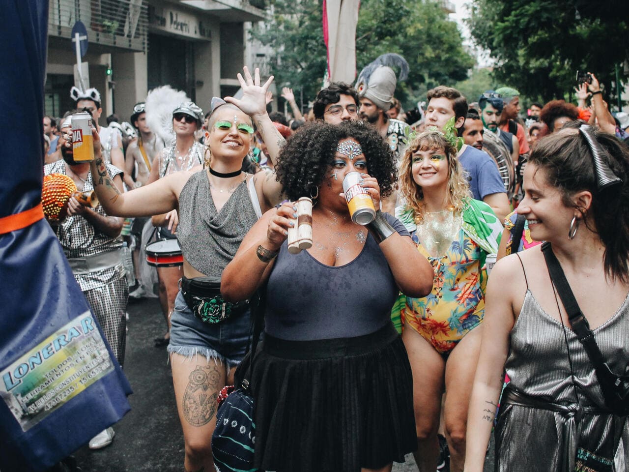 Folia fora do Brasil: conheça quatro blocos brasileiros de carnaval no exterior | Integrantes do Bloco Cordão de Prata em seu sétimo desfile em Buenos Aires | Conexão123