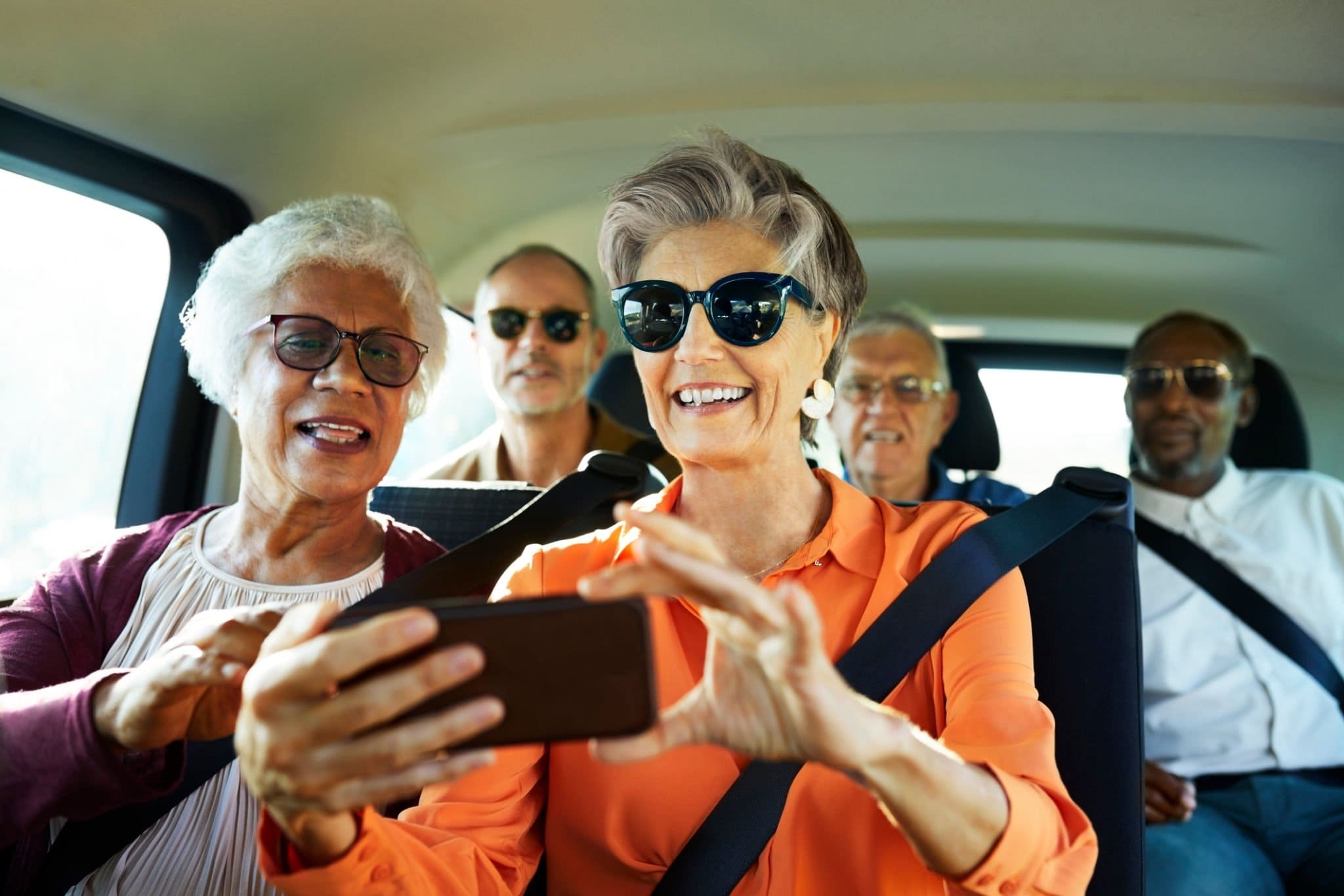 Cinco dicas para viajar de carro com os amigos de forma divertida e segura | Amigos fazendo selfie | Conexão123