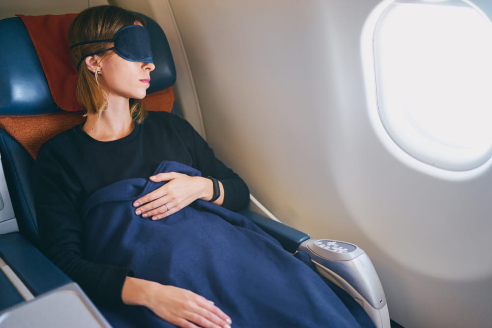 Como recuperar as energias durante o voo | Pessoa dormindo no avião | Conexão123