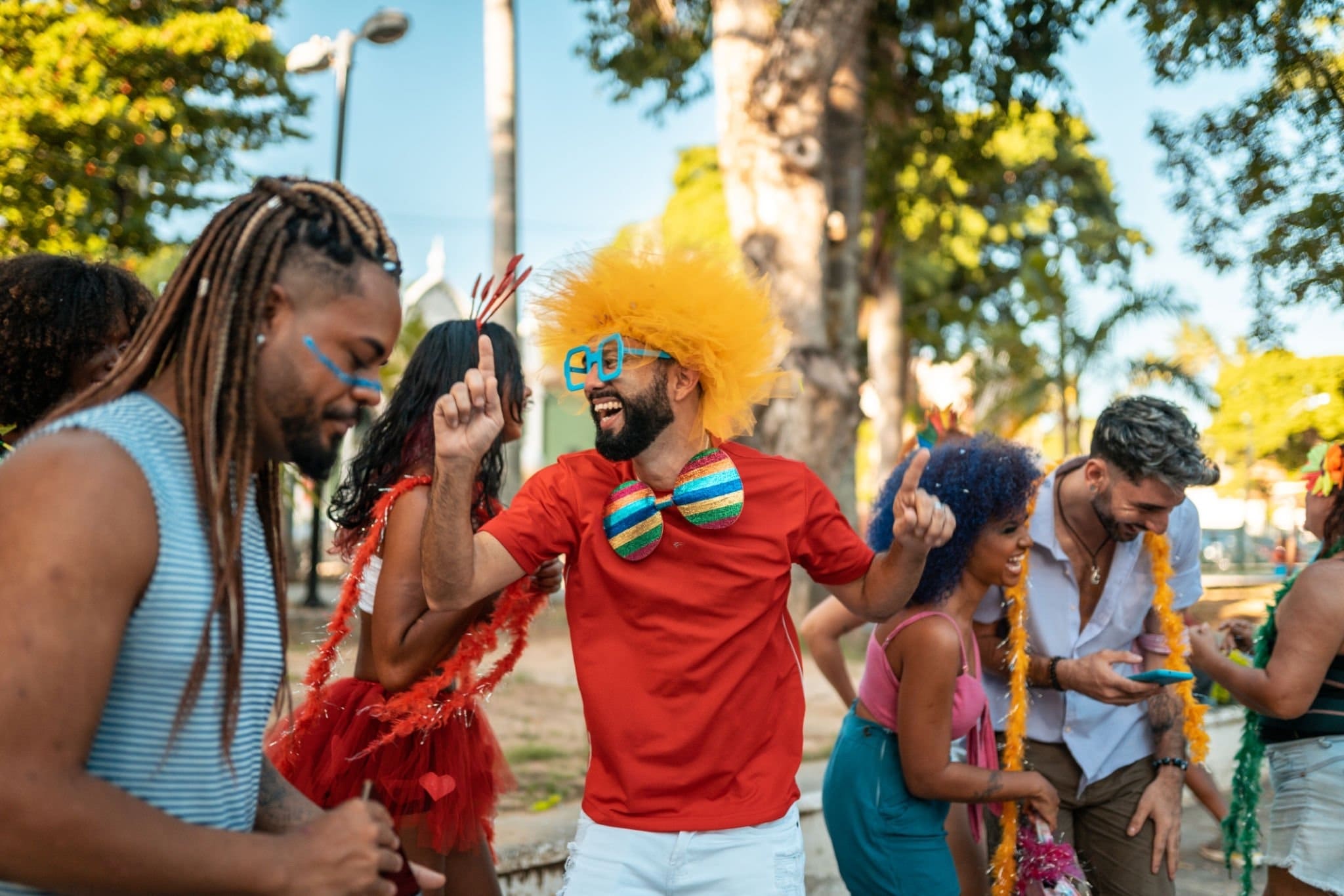 Confira as melhores dicas para curtir o Carnaval com segurança e tranquilidade | Foliões na rua | Conexão123