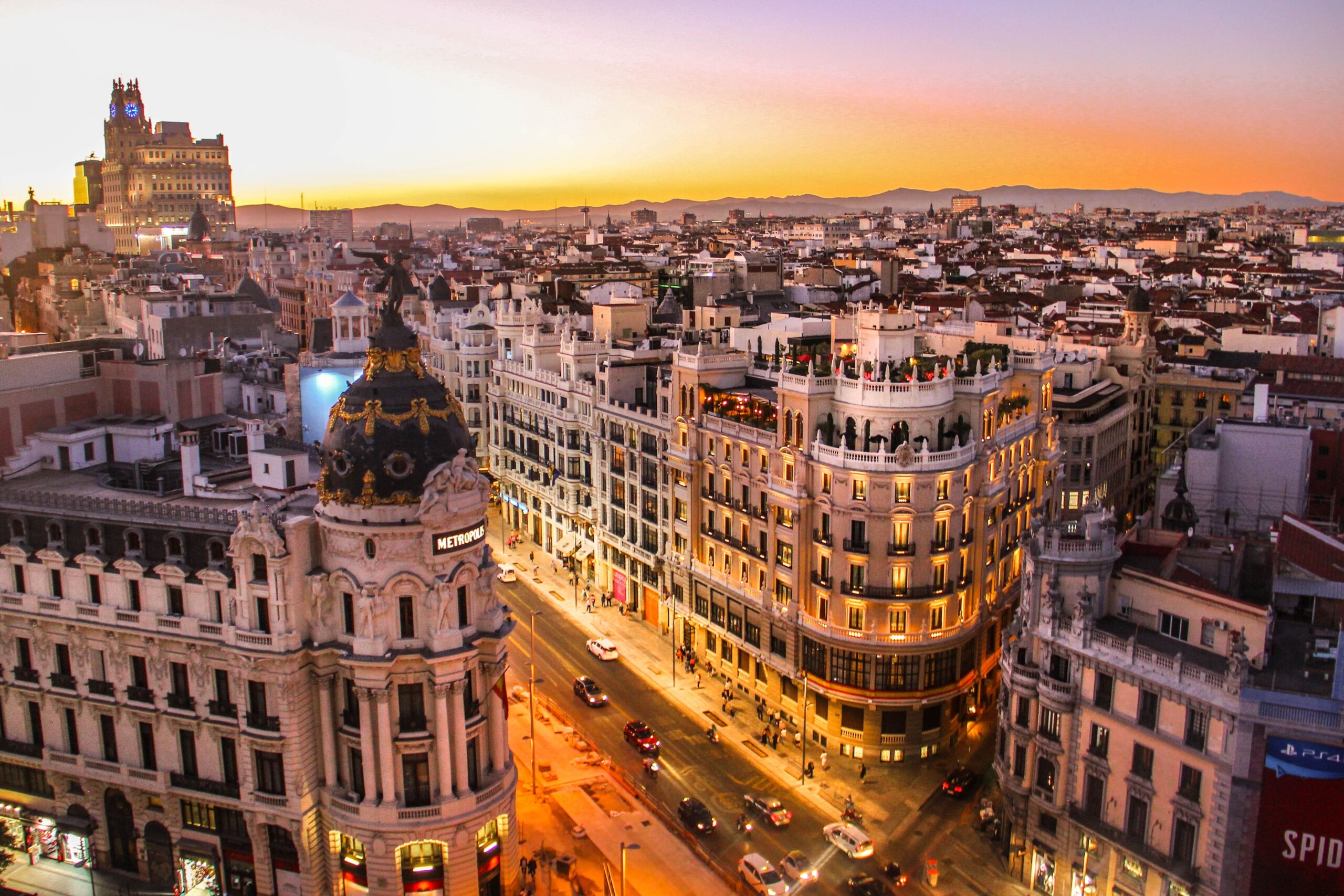 Destinos europeus baratos: quatro lugares para conhecer gastando pouco | Calle Gran Vía em Madri, na Espanha, vista de cima | Conexão123