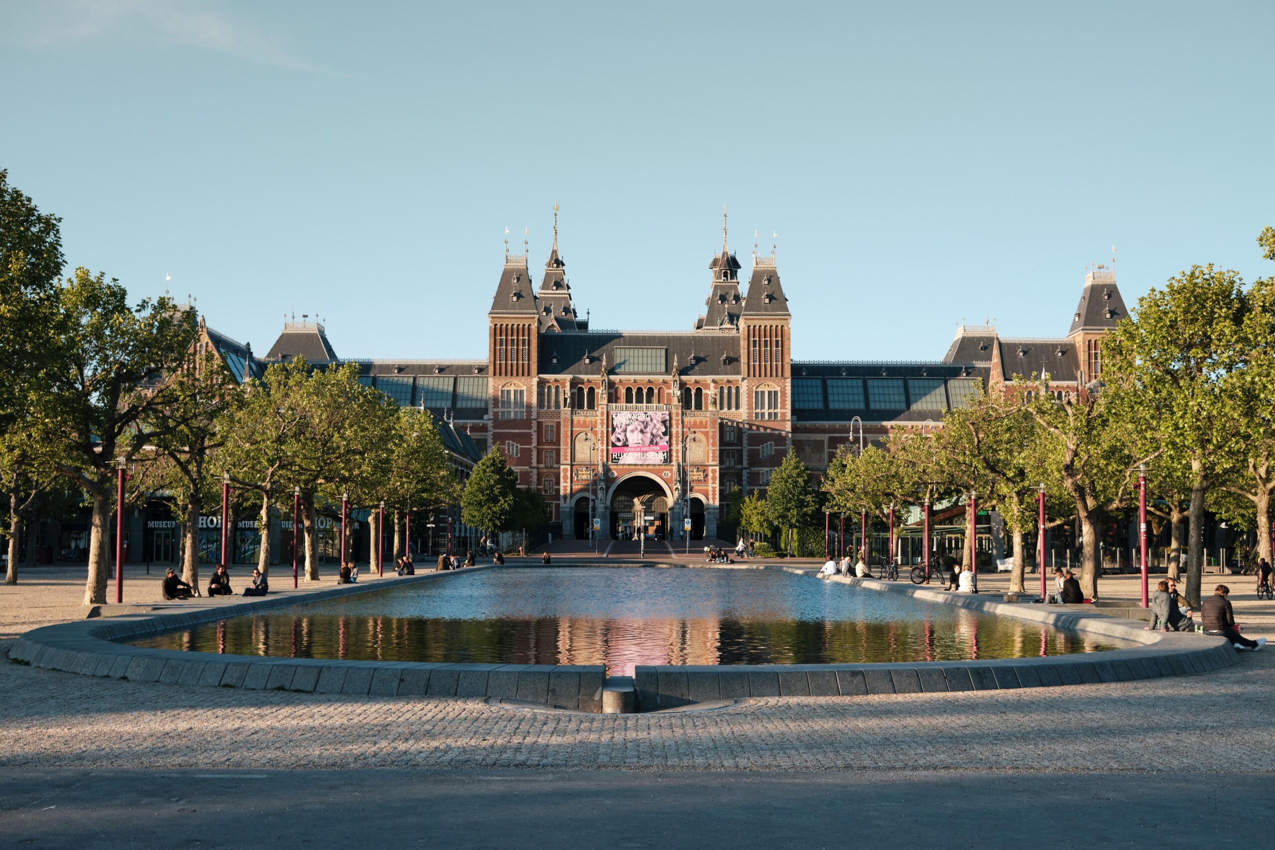 Destinos europeus baratos: quatro lugares para conhecer gastando pouco | Museu Rijksmuseum em Amsterdã | Conexão123