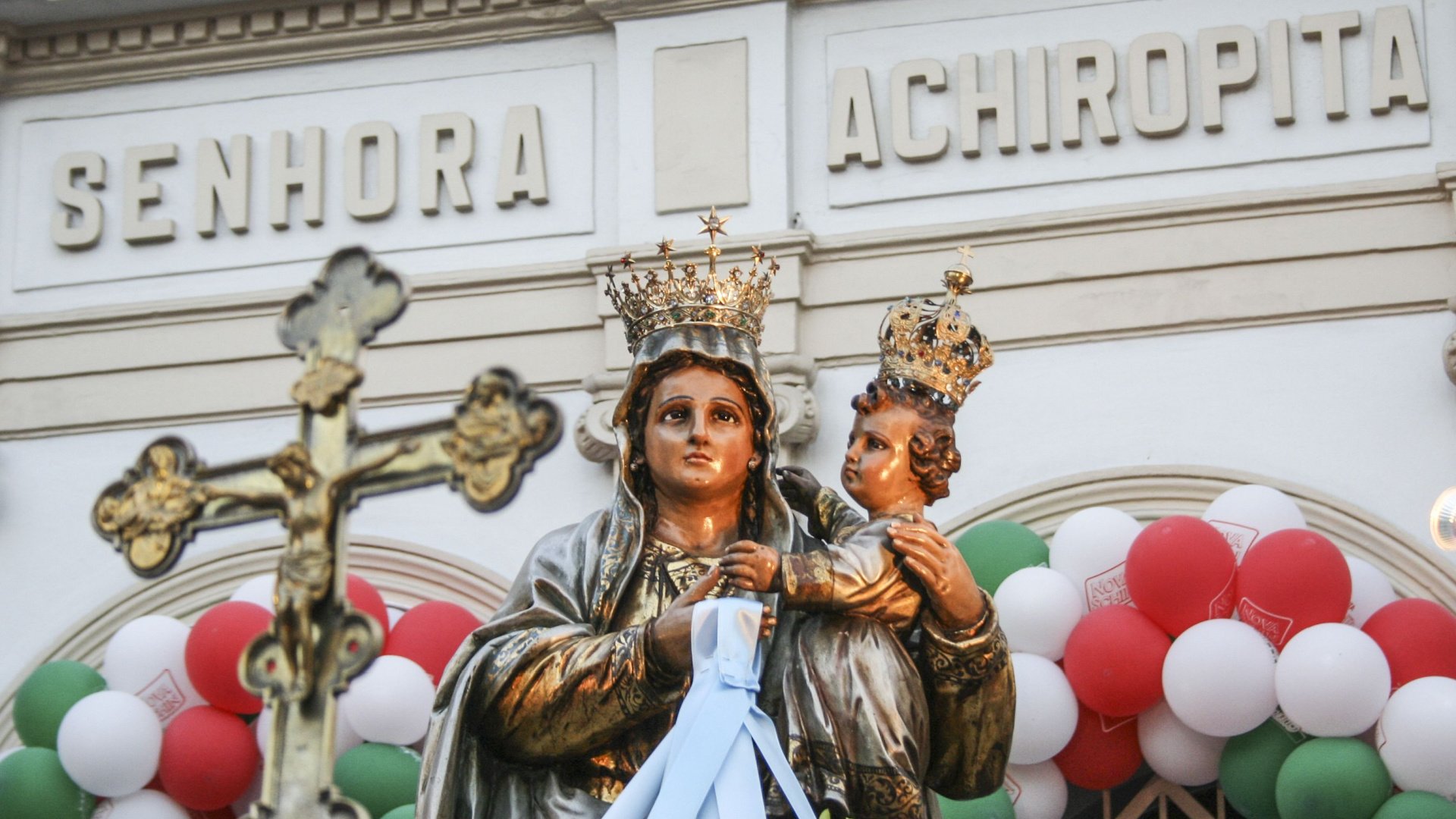 Dia do Imigrante Italiano: conheça lugares que resgatam a cultura italiana no Brasil | Nossa Senhora de Achiropita em procissão no bairro Bixiga, São Paulo | Conexão123