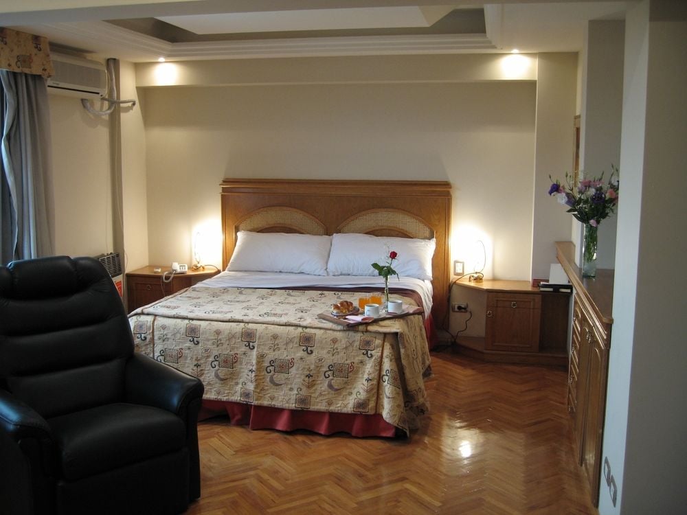 Onde se hospedar em Mendoza pagando pouco: Altezza Apart Suites Hotel | Vista de um dos quartos estilo kitnet | Conexão123