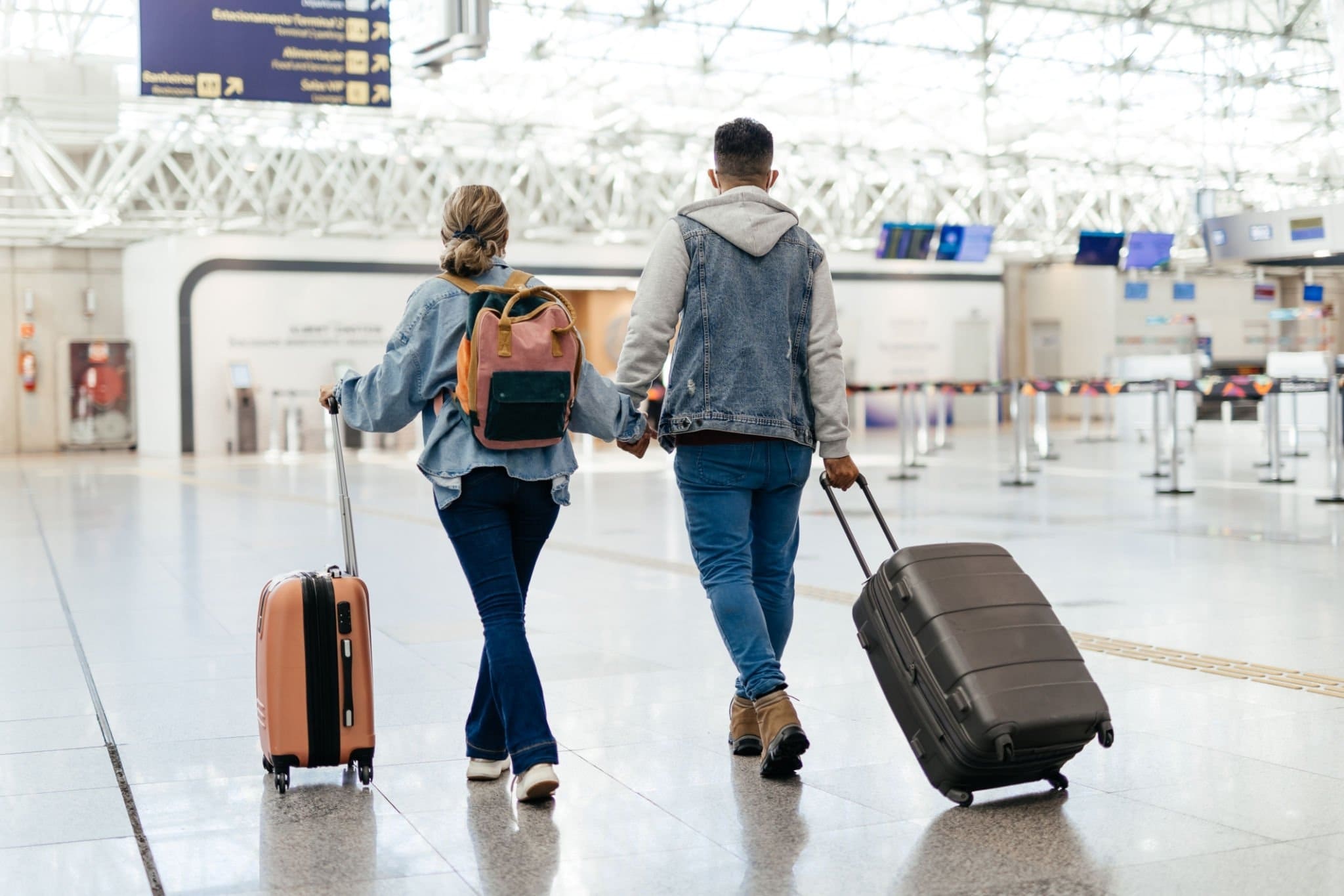 Por que aderir a um programa de fidelidade para viajar em 2023 | Casal no aeroporto | Conexão123