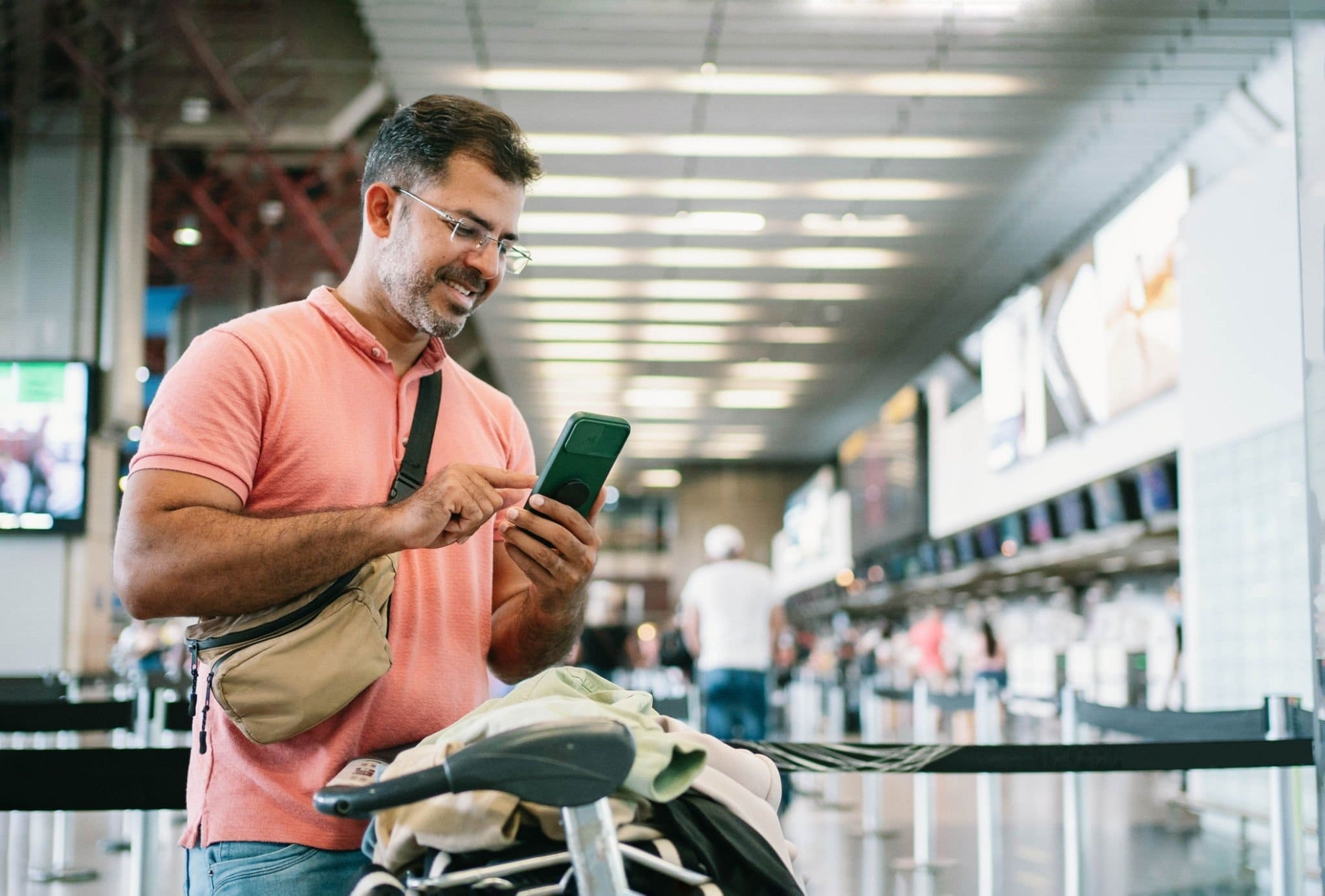 Por que comprar pacotes de viagem é mais vantajoso e prático | Homem em aeroporto | Conexão123