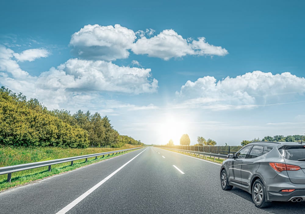 Viajar de carro: a velocidade ideal na estrada para economizar combustível | Carro em alta velocidade na estrada | Conexão123