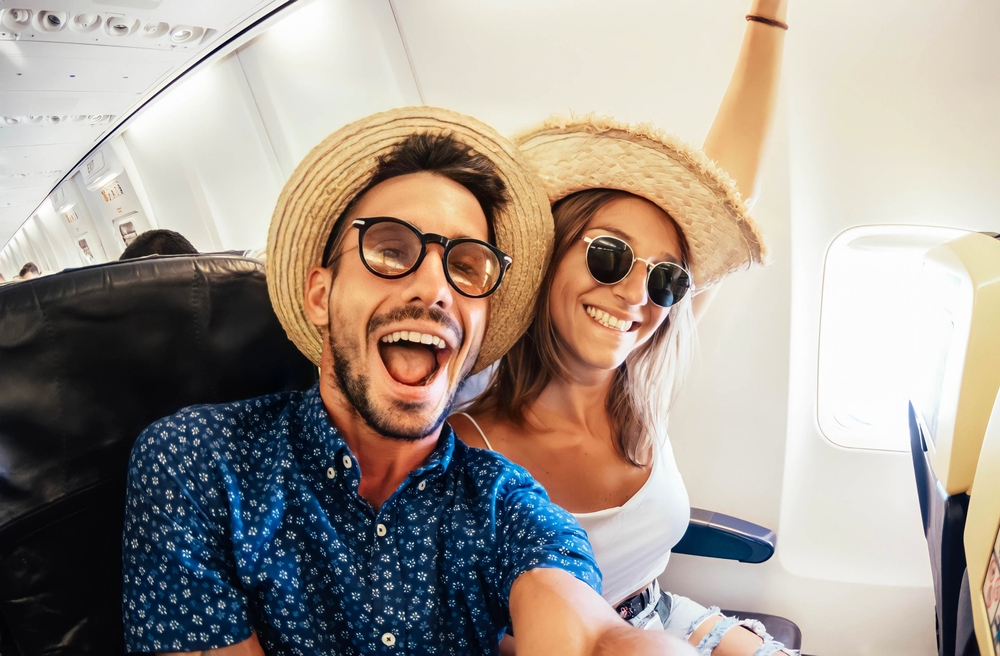 123fidelidade: conheça as vantagens da nova parceria com Ponto, Extra e Casas Bahia | Selfie casal no avião | Conexão123