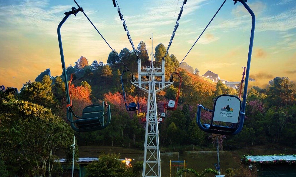 Conheça os teleféricos mais incríveis do Brasil | Imagem do bondinho cinza do Teleférico do Parque Capivari - Campos do Jordão | Conexão123