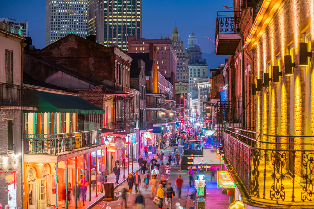 Dia Internacional da Felicidade: descubra as 10 cidades mais felizes do mundo | Horizonte de Nova Orleans ao entardecer no centro da cidade | Conexão123