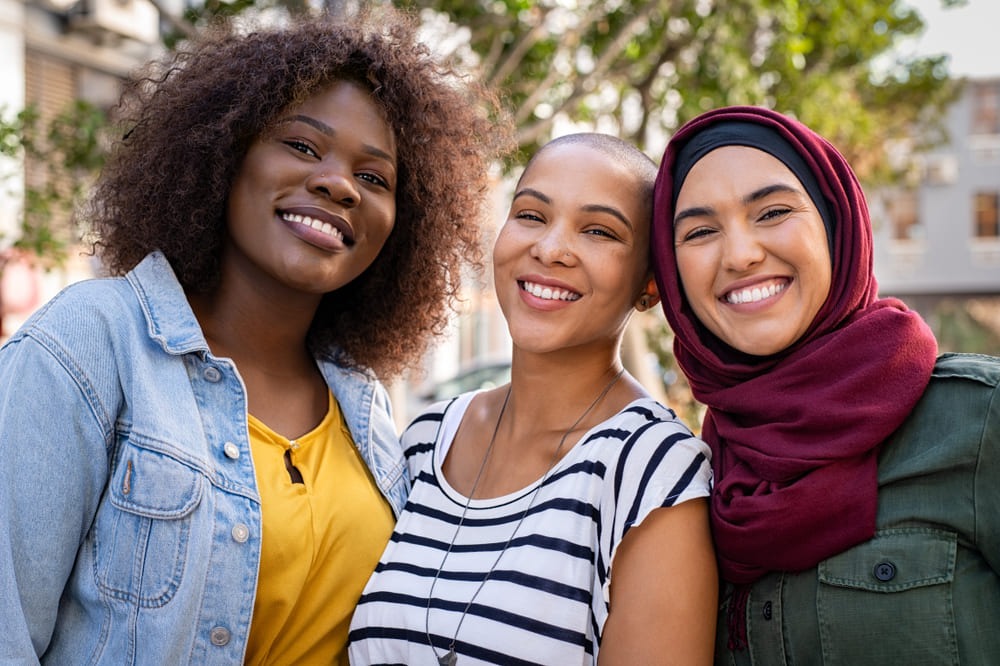 Estude pelo mundo: conheça as cinco melhores opções de intercâmbio para mulheres | Retrato de mulheres jovens de diferentes culturas juntas | Conexão123