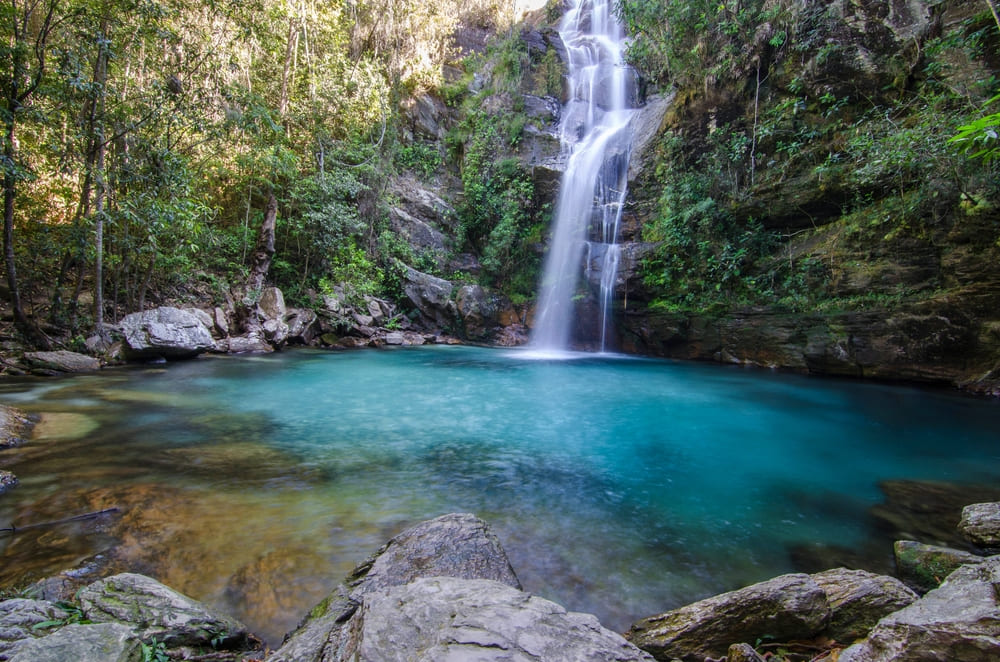 Explore a natureza no outono: descubra tesouros escondidos em cinco destinos nacionais | Cachoeira de Santa Bárbara com água cristalina na Chapada dos Veadeiros | Conexão123