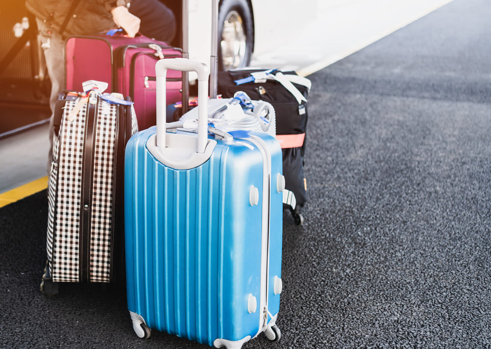 Seis dicas para realizar uma viagem de ônibus | Seis malas de bagagem acomodadas próximo ao bagageiro do ônibus | Conexão123