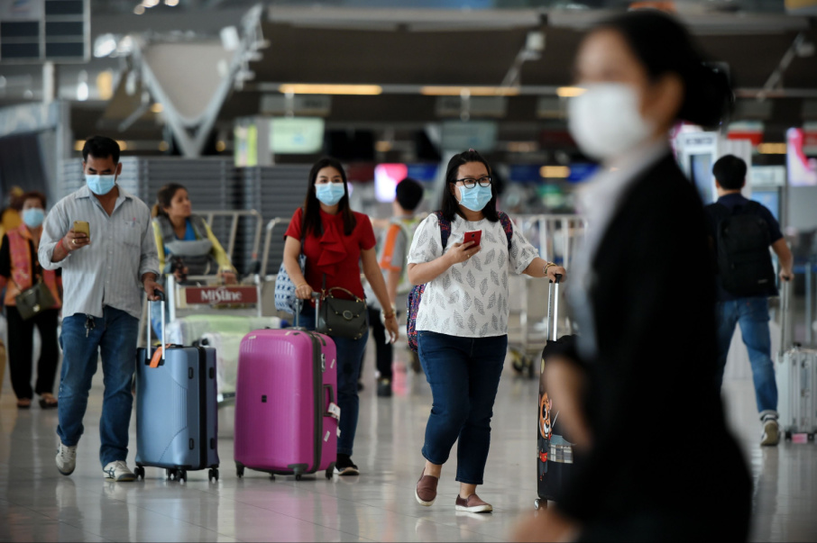 Anvisa suspende uso de máscaras em aviões e aeroportos | Pessoas de máscara no aeroporto | Conexão123