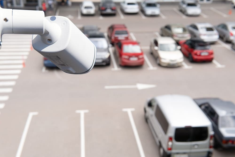 Cinco motivos para deixar seu carro estacionado no aeroporto | Câmera no estacionamento do aeroporto | Conexão123