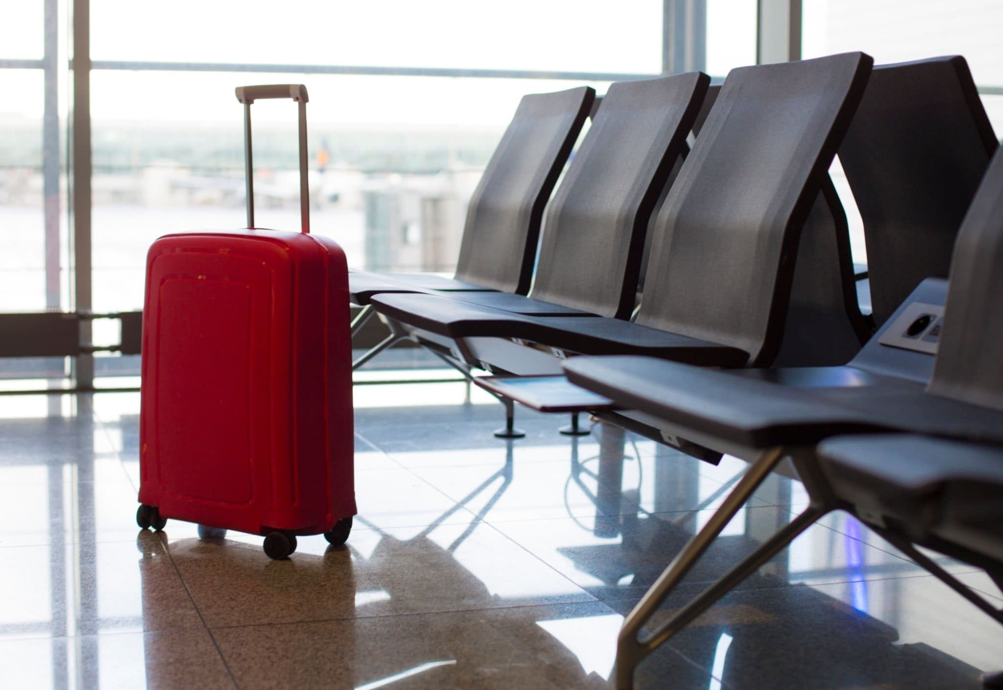 Como proteger a mala e evitar golpes em viagens internacionais | Mala vermelha | Conexão123