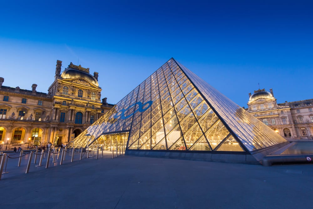 Paris, capital da França | Museu do Louvre e sua pirâmide à noite | Conexão123