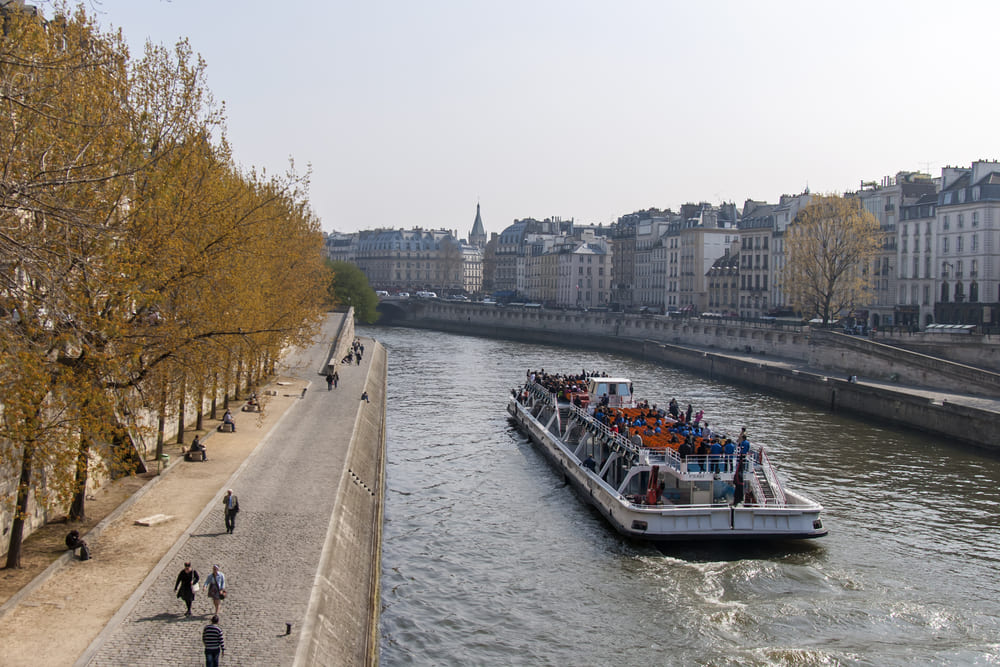 O que fazer em Paris: passeios - Tour de barco pelo rio Sena | Batobus | Conexão123