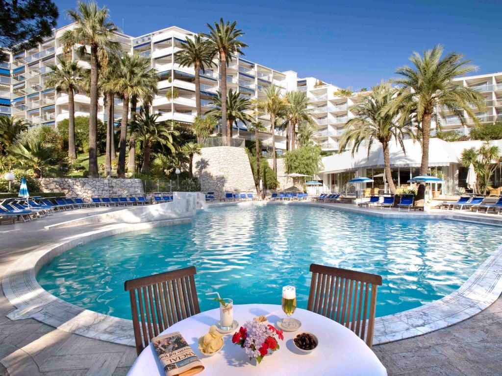 Onde se hospedar em Cannes, hotéis e pousadas familiares: Hotel Cannes Montfleury | Vista da piscina externa do Hotel Cannes Montfleury | Conexão123