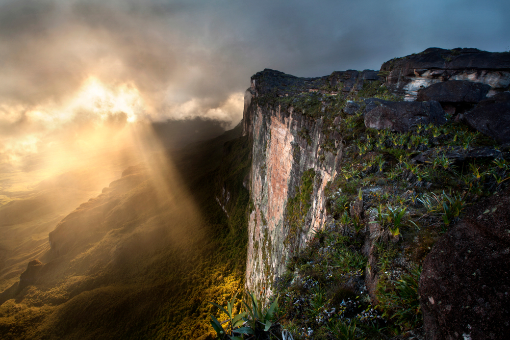 Explore o turismo de montanha no Brasil com o Conexão123 | Foto de cima do Monte Roraima demonstrando o pico do monte com a neblina o cercando | Conexão123