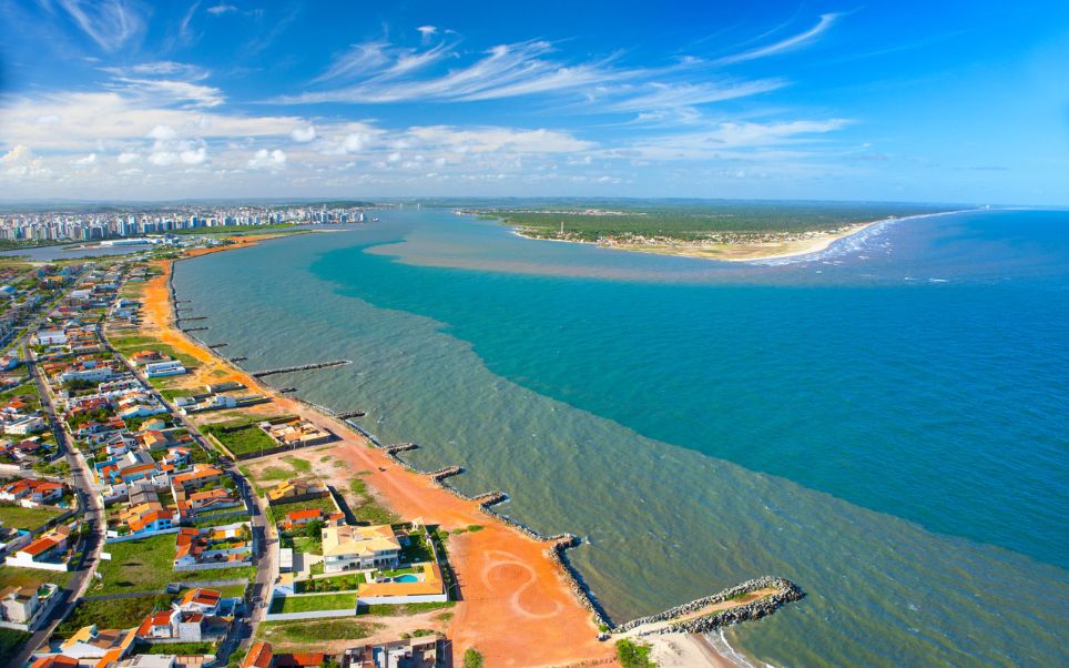 Forró Caju 2023: O melhor do São João em Aracaju e no Nordeste | Foto aérea de toda a extensão e beleza da orla da praia aracajuense | Conexão123