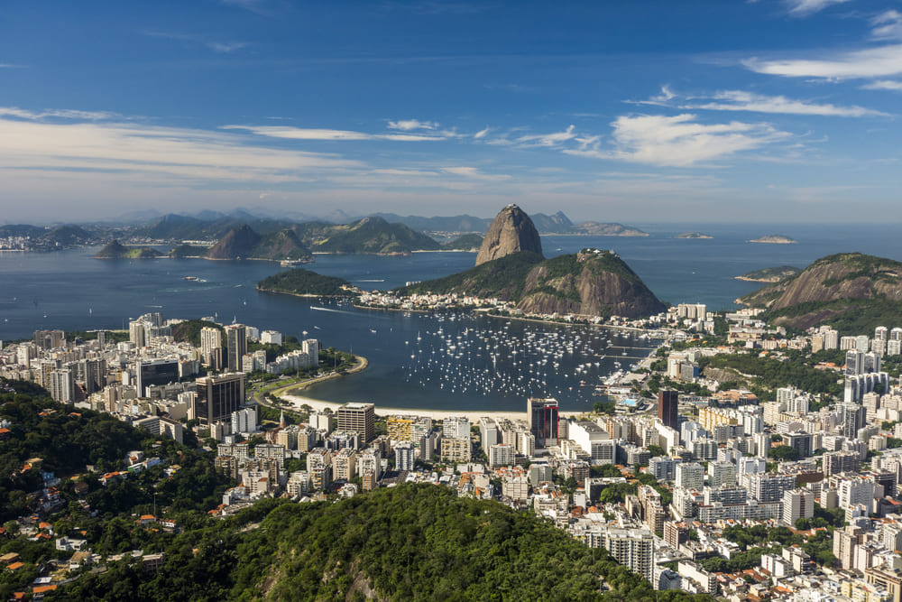 Melhores cidades do Brasil: ranking atualizado de 2023 | Vista do Mirante Dona Marta no Parque Nacional da Tijuca para o Pão de Açúcar, Rio de Janeiro, Brasil | Conexão123