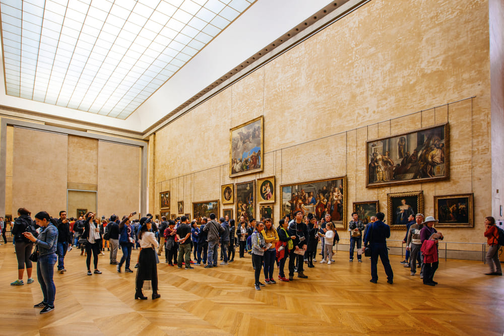 Museus ao redor do mundo que você precisa conhecer | Louvre, Paris Interior do museu do Louvre | Conexão123