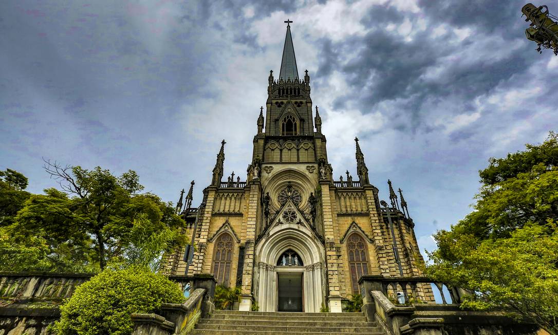 Viagem de carro pelo Brasil: três destinos para visitar no inverno | Catedral de São Pedro de Alcântara em Petrópolis, no Rio de Janeiro | Conexão123