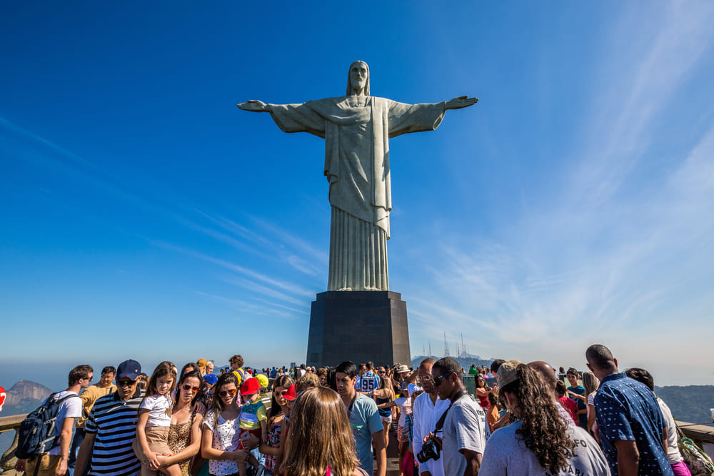 Viagem de ônibus para o Rio de Janeiro: saiba como fazer a sua | Imagem aérea do Cristo Redentor e ao fundo toda a baía que cerca o Rio de Janeiro | Conexão123
