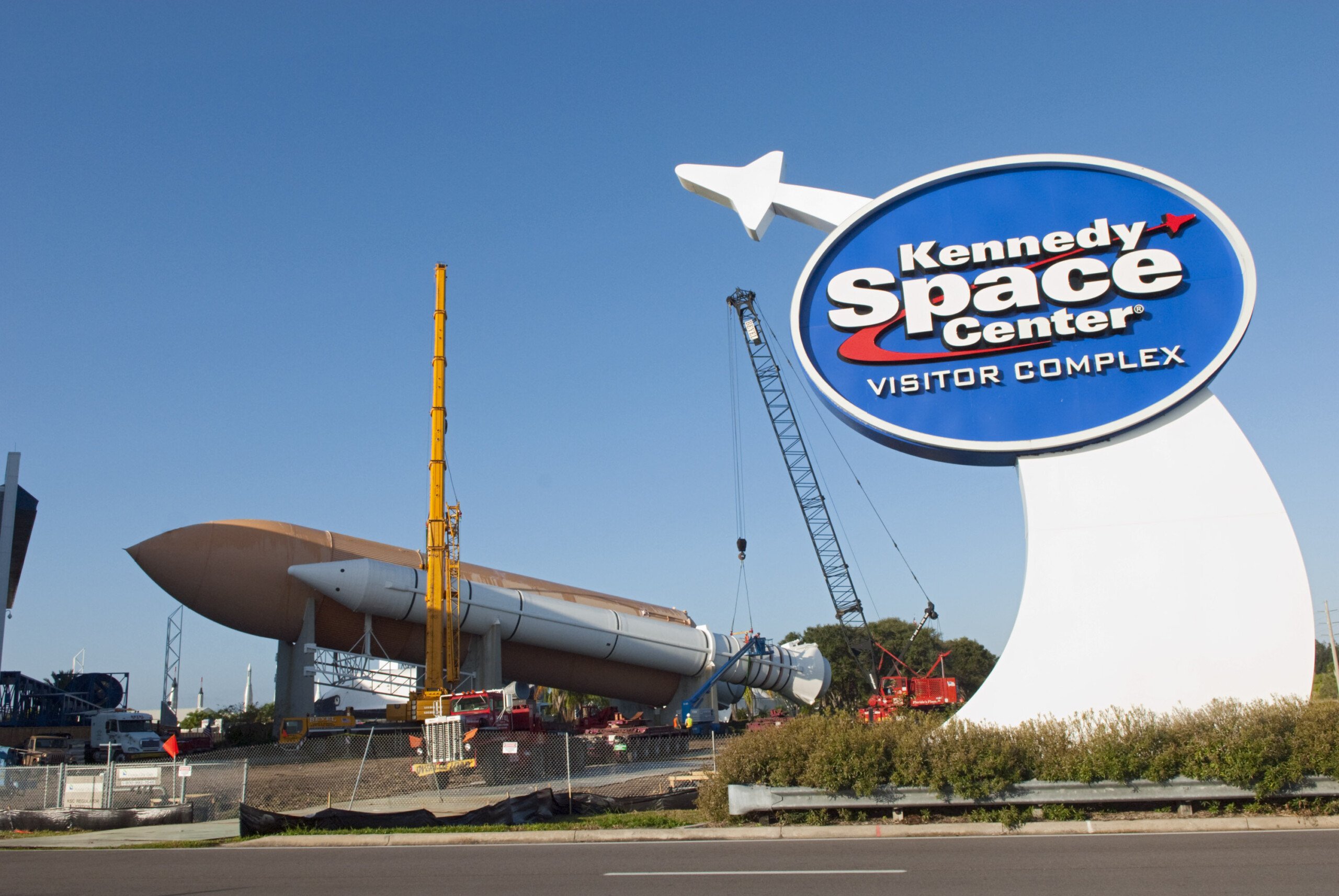 Visite o Kennedy Space Center: 5 dicas para um tour inesquecível | Monumento com o logo do Kennedy Space Center no Cabo Canaveral na Flórida | Conexão123