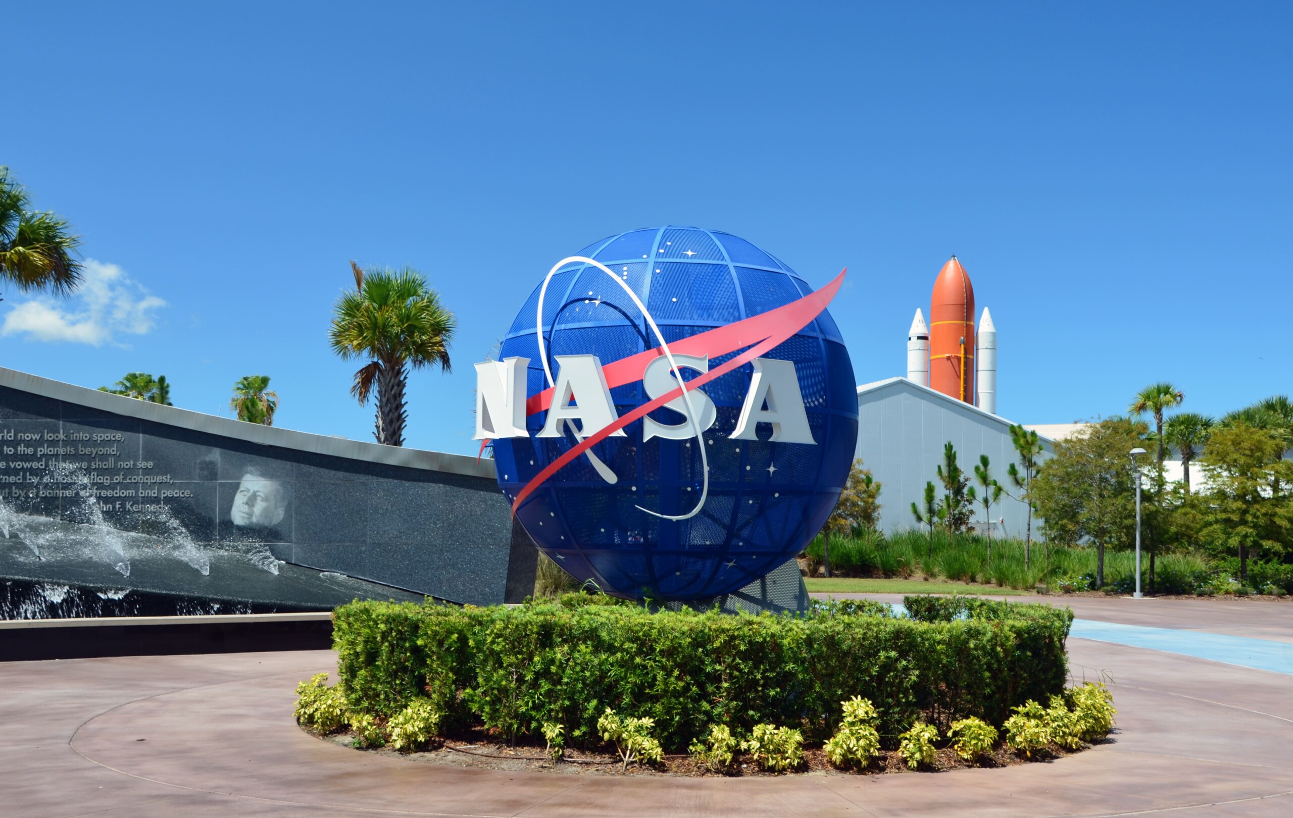 Visite o Kennedy Space Center: 5 dicas para um tour inesquecível | Monumento do Kennedy Space Center com o logo oficial da Nasa | Conexão123