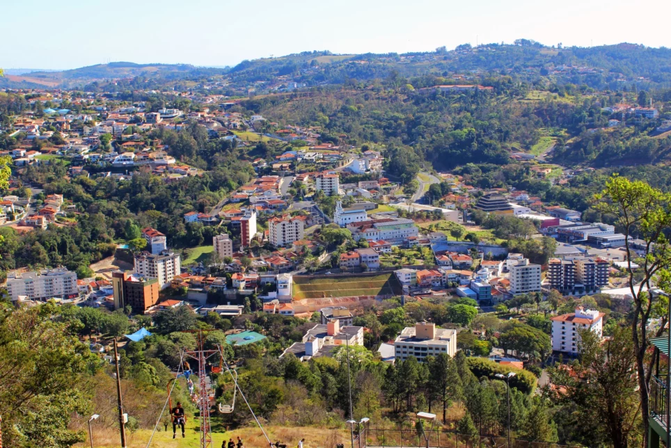 Três destinos de inverno para viajar de ônibus saindo de São Paulo | A cidade de Serra Negra vista de cima com a vegetação em destaque | Conexão123