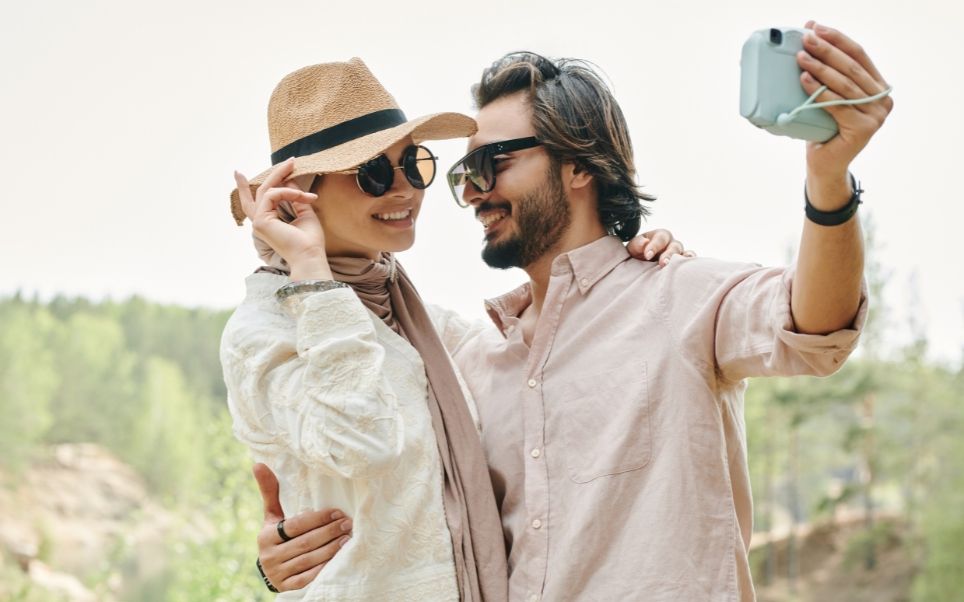 Cinco dicas para suas fotos de casal em viagem serem inesquecíveis! | Casal registrando um momento em viagem com uma selfie | Conexão123