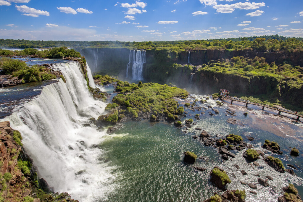 Destinos de inverno: três dicas incríveis para curtir uma viagem a dois | Cataratas de Foz do Iguaçu sendo observada por turistas | Conexão123