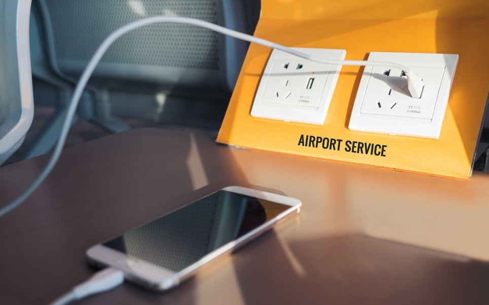 FBI alerta: carregar o celular em aeroporto pode ser perigoso