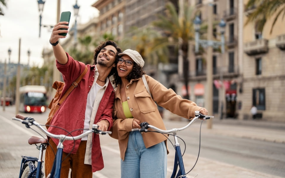 Pontos como presente de Dia dos Namorados: aproveite 15% de cashback com 123fidelidade | Turistas tirando selfies em viagem | Conexão123