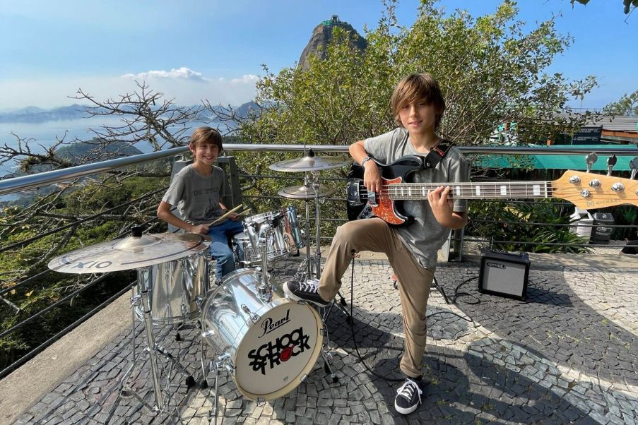 Aproveite as férias de julho no Bondinho com a School of Rock | Crianças participando de um show de rock tocando instrumentos | Conexão123
