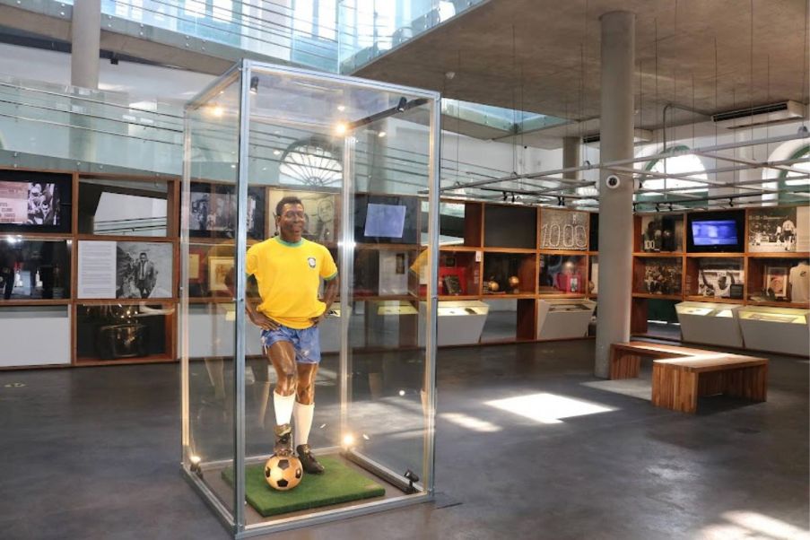 Dia do Futebol: três destinos para os apaixonados pelo esporte | Estátua em homenagem ao Pelé no Museu que leva o seu nome | Conexão123