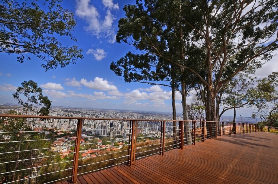 Mirantes de Belo Horizonte: conheça BH por novos ângulos! | Visão da cidade de Belo Horizonte a partir do deck do mirante do Mangabeiras | Conexão123