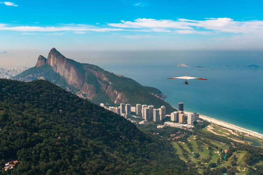 Passeio de Tiradentes: eleito um 25 dos melhores do mundo | Asa delta sobrevoando a praia da cidade do Rio de Janeiro | Conexão123