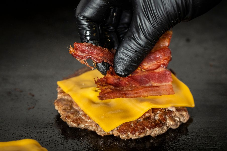 Veja como ter descontos em restaurantes alemães no sul do Brasil | Hambúrguer com bacon | Conexão123