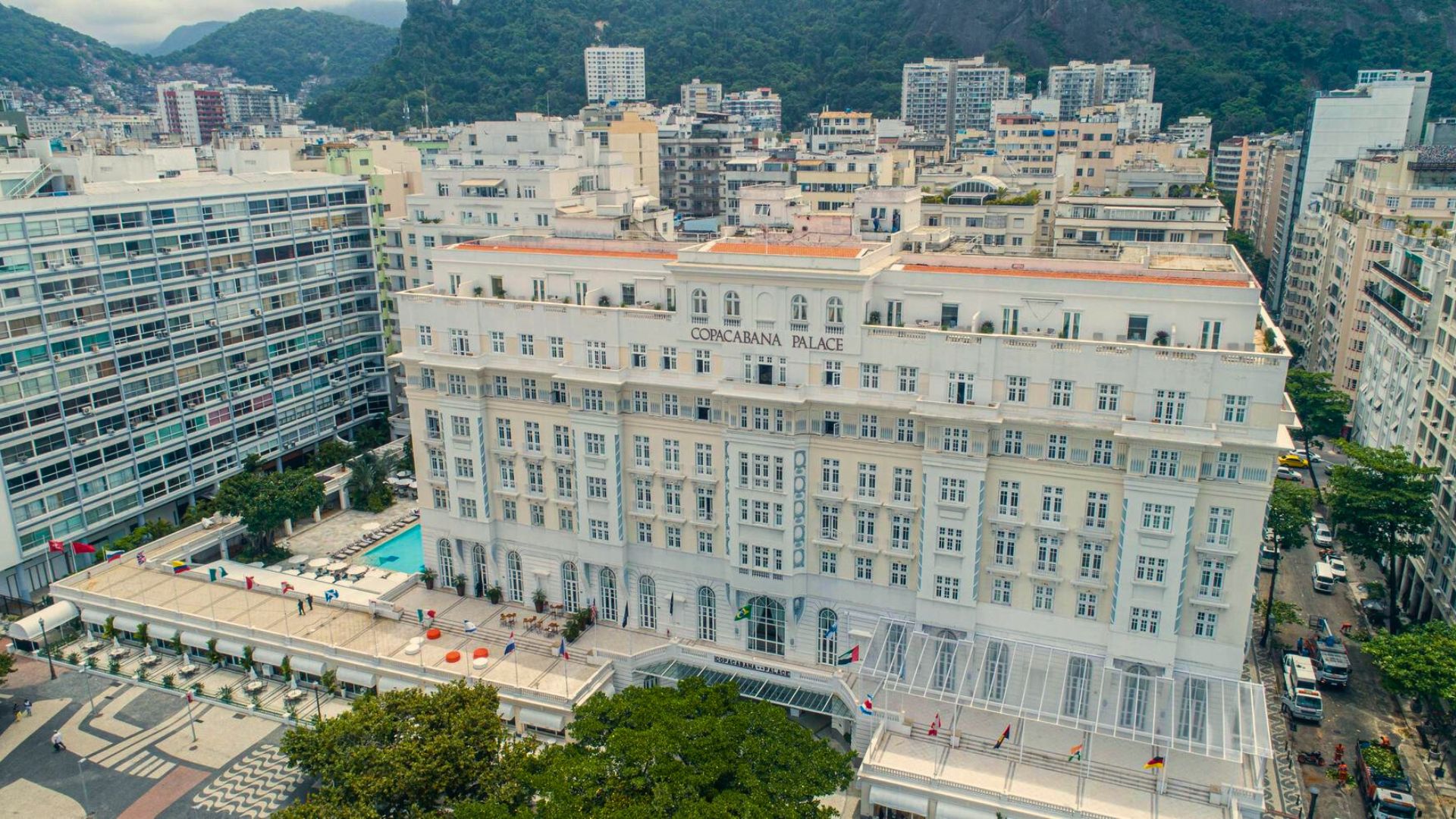 Conheça a nova decoração da piscina do Copacabana Palace