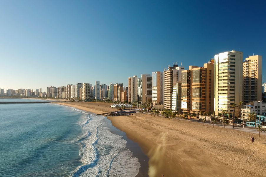 Destinos para viajar de ônibus: locais que agradam todos os perfis | Foto de dia ensolarado na Praia do Futuro em Fortaleza | Conexão123
